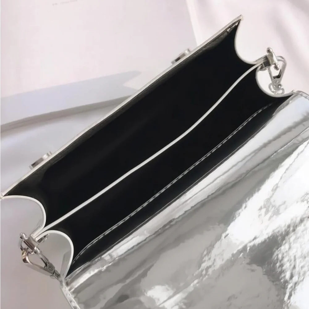 Silver Button Close Chain Strap Women's Crossbody/Shoulder Purse Bag NWOT - Picture 3 of 4